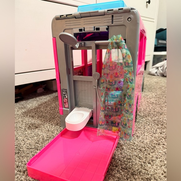 Barbie camper and pool RV - Picture 5 of 9